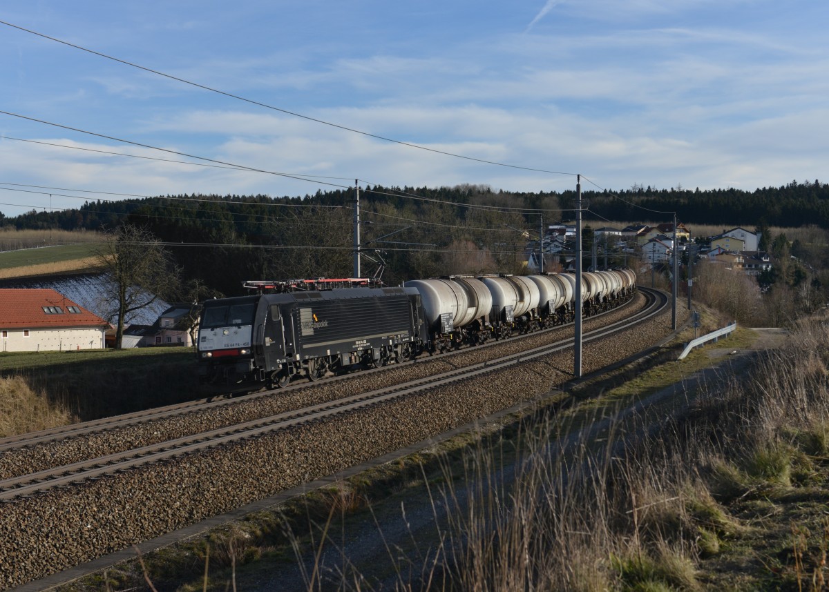 189 458 mit einem Kesselzug am 08.02.2014 bei Haiding.