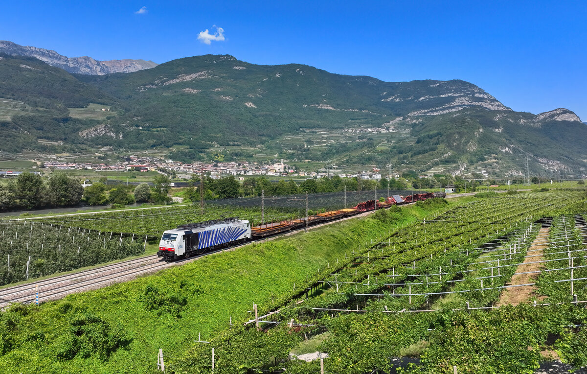 189 914 mit einem Güterzug am 29.08.2024 bei Rovereto.