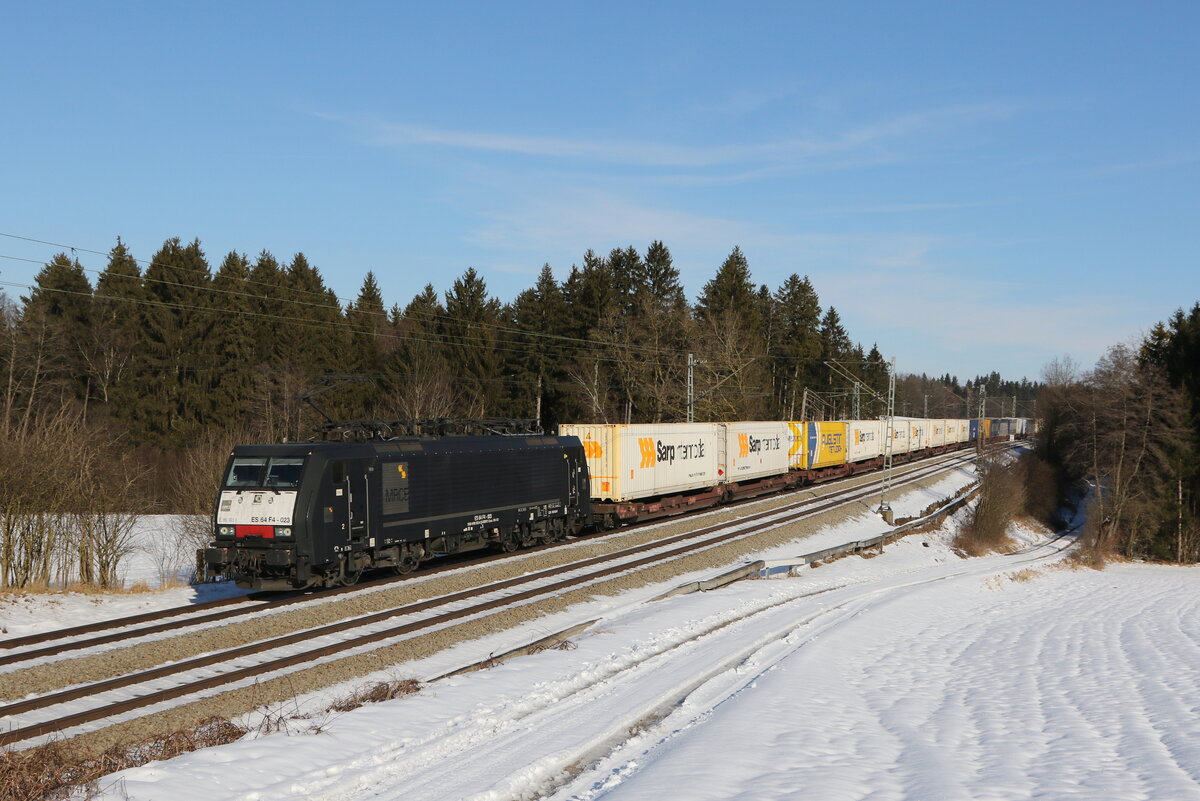 189 923 war am 24. Januar 2022 mit einem  KLV  bei Grabenstätt im Chiemgau in Richtung München unterwegs.