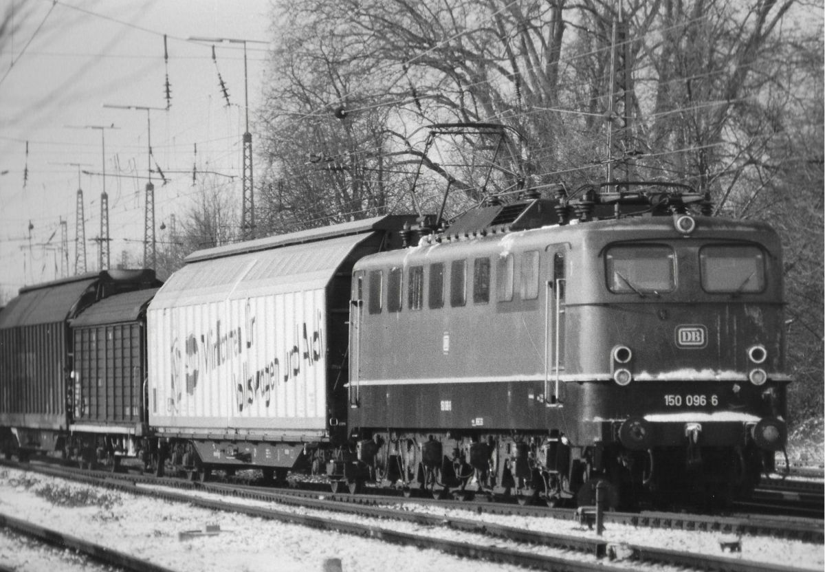 18.Februar 1992 fuhr  1500 96-6 Bw NN2 mit Üg 68826 von Heilbronn Rbf. nach Neckarsulm Lok Rev 01.02.1991 und eine E2.4 MFX  somit wird sie noch lange in dieser Ausführung existieren Aufnahme beim alten Neckarkanal