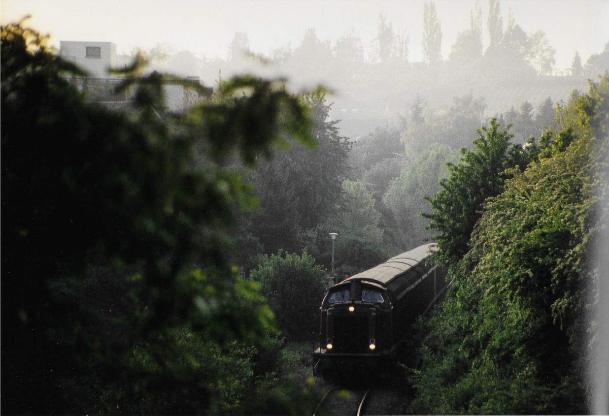 18.Mai 1992 über die Schranke Silcherstr. in Heilbronn 211 091-4 (BwTK) mit Üg 68751 von HN-Rbf. nach HN-Südbahnhof  (Knorr-Malzenar) seit der Einführung der Stadtbahn (AVG) nach Öhringen/Hohenlohe ist die Srecke ab dem Abzweig HN-Karlstor abgerissen worden 