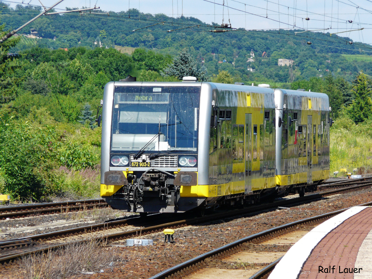 19 Fahrzeuge der Baureihe 672 waren bei der Burgenlandbahn in Dienst. Die Aufnahme des 672 903 entstand am 07.05.2008 in Naumburg.