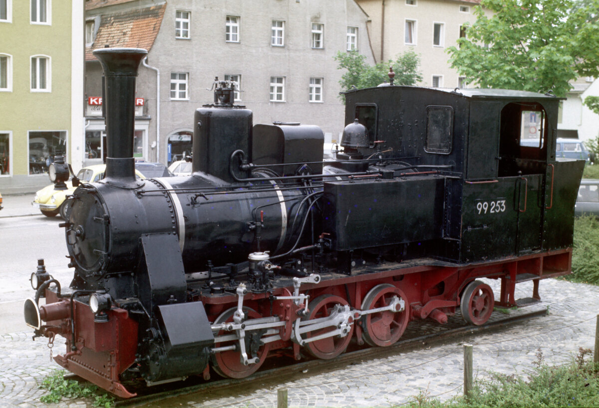 1908 lieferte Krauss Mnchen die 1.000-mm-Schmalspurlok an die LAG fr die Walhallabahn von Regensburg-Stadtamhof nach Wrth und erhielt dort zunchst die Betriebs-Mr. 67. Bei der DRB 1967 wurde sie in 99 253 umgenummert. Bereits seit 1976 steht sie als Denkmallok in Stadtamhof neben der Schleuse des Europakanals. Am Aufnahmetag 26.07.1982 stand sie dort noch vollkommen ungeschtzt. Inzwischen wurde hier fr einen besseren Schutz gesorgt.