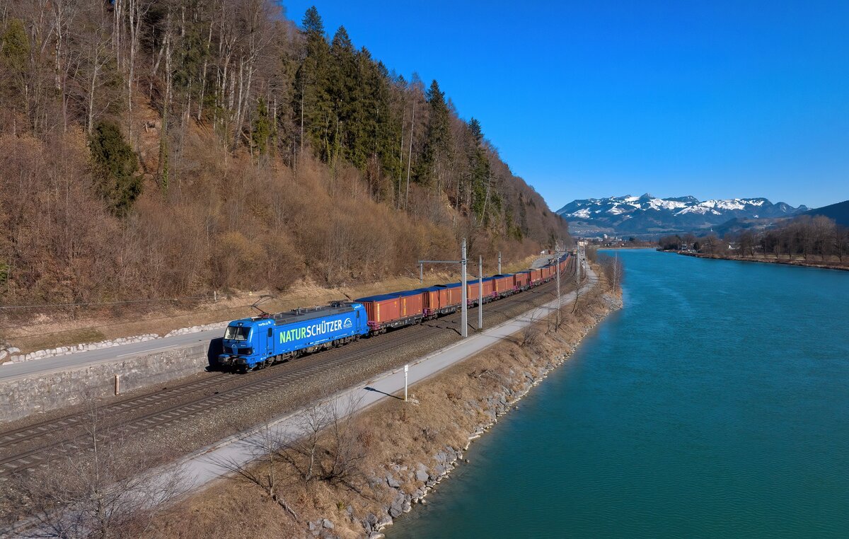 192 011 mit einem Müllzug am 14.02.2023 bei Kufstein.