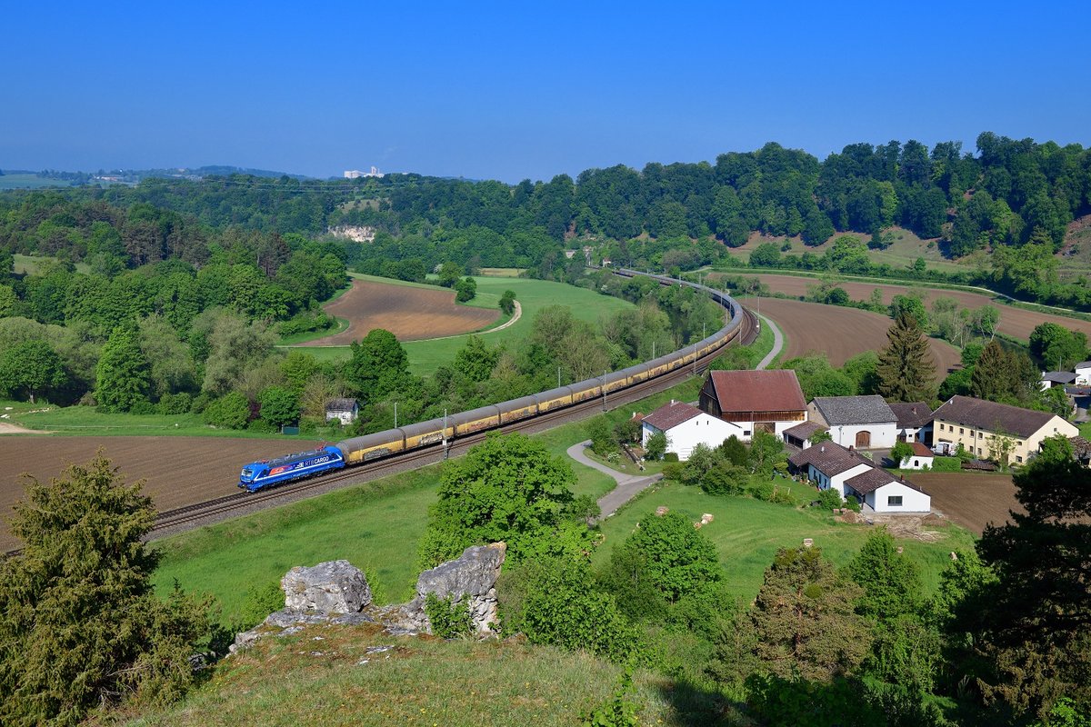 192 015 mit einem ARS Altmann am 16.05.2020 bei Hagenacker.