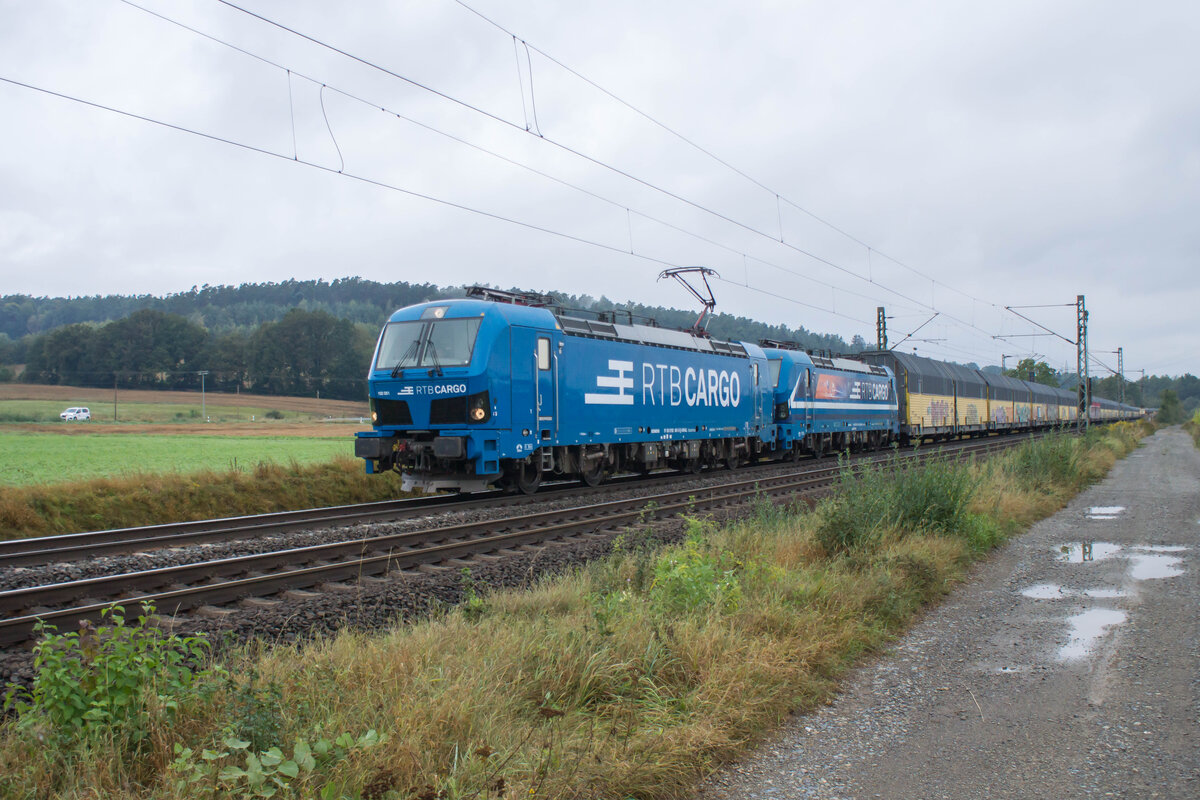 192 061-0 u.192 015-6 sind am 12.09.2024 mit einem Autozug in Richtung Süden unterwegs,gesehen bei Kerzell.