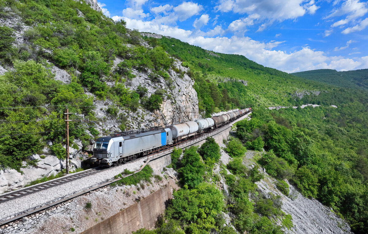 193 096 mit einem Kesselzug am 11.05.2024 bei Zanigrad.