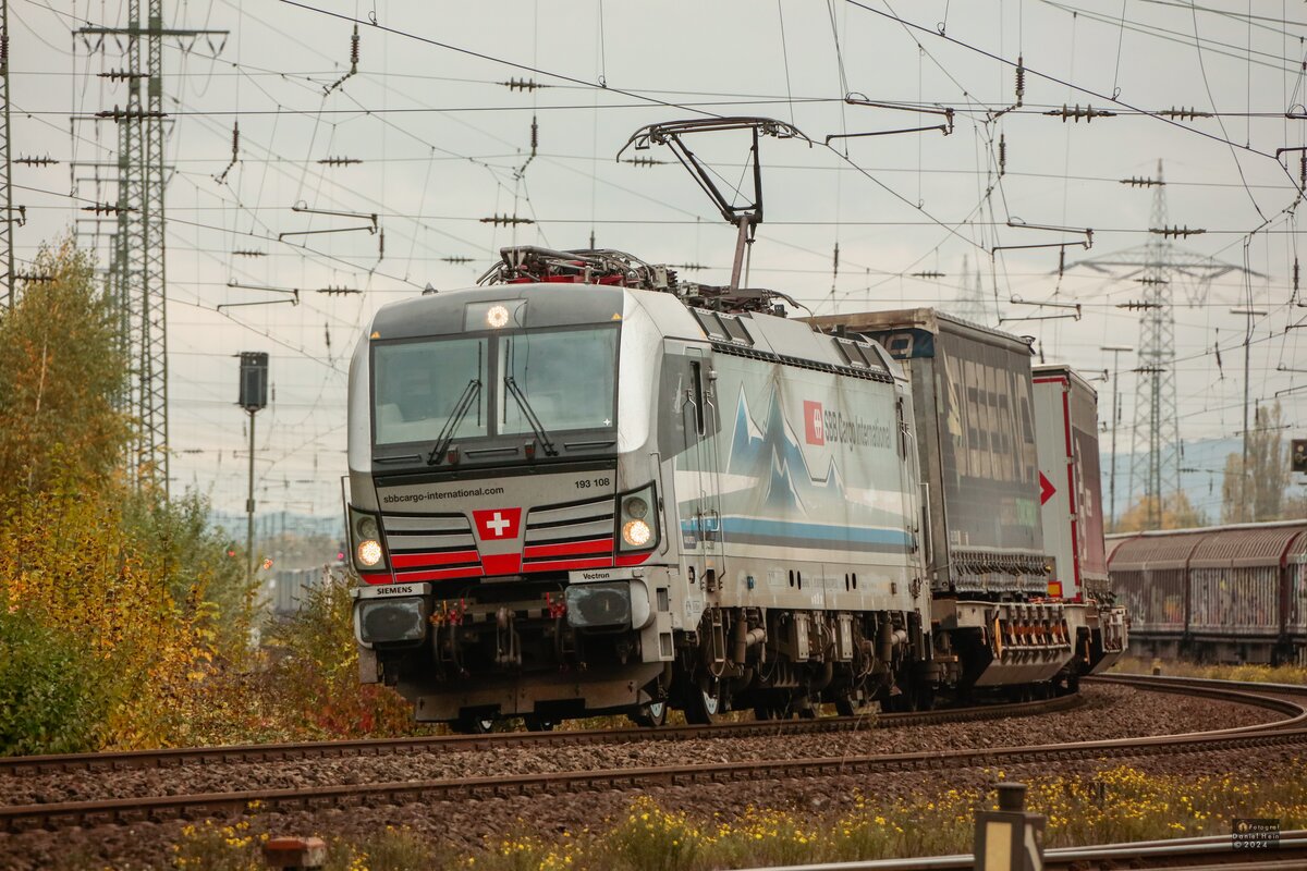 193 108  Bielersee  SBB Cargo International mit KLV in Koblenz Lützel, am 02.11.2024.