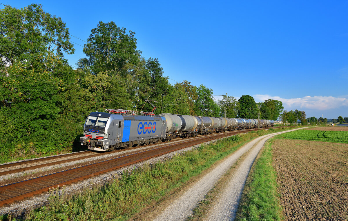 193 170 mit einem Kesselzug am 13.08.2024 bei Langenisarhofen.