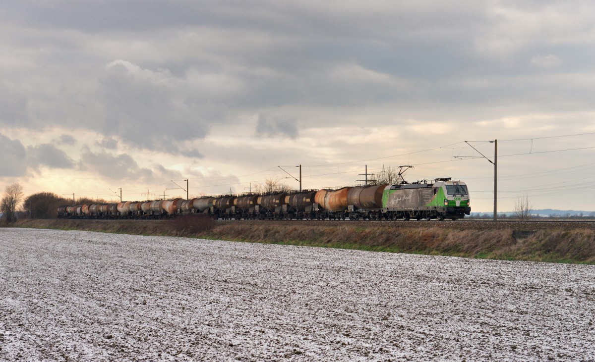 193 204 mit einem Knickkesselzug am 23.11.2015 bei Otzing. 