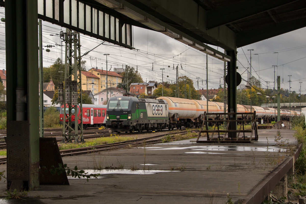 193 225 am 3. Oktober 2017 kurz vor Passau Hbf. Das Bild entstand auf dem Parkplatz hinter dem ehem. Güterschuppen, bzw. der ehem. Laderampe. Der Fotograf war mit dem Foto durchaus zufrieden. 