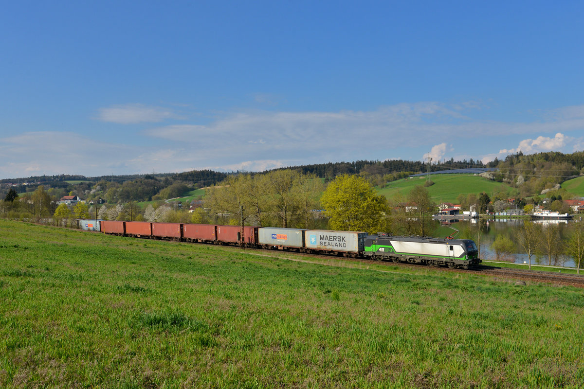 193 242 mit einem Containerzug am 13.04.2016 bei Passau. 