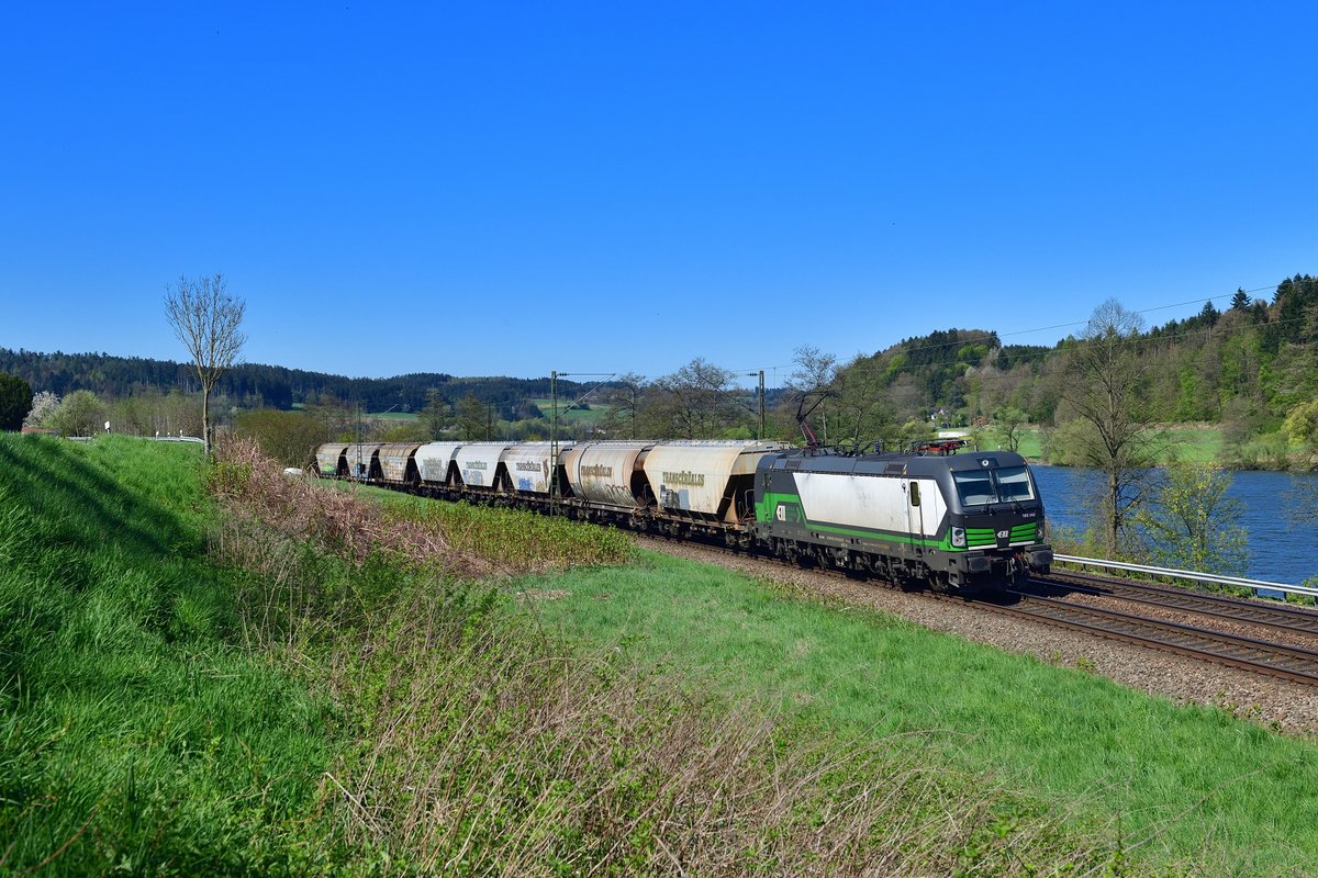 193 242 mit einem Getreidezug am 19.04.2019 bei Sandbach.