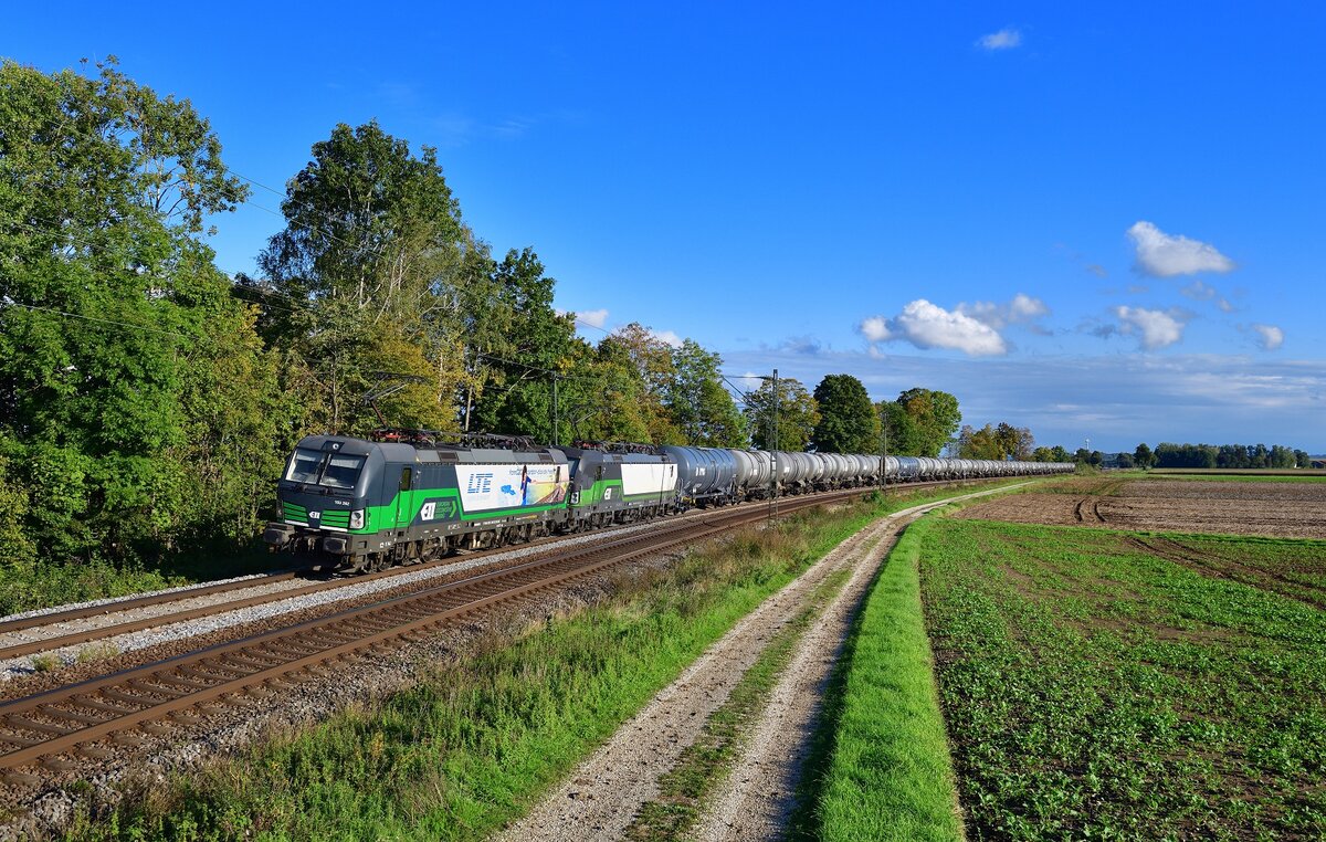 193 262 + 193 735 mit einem Kesselzug am 26.09.2022 bei Langenisarhofen.