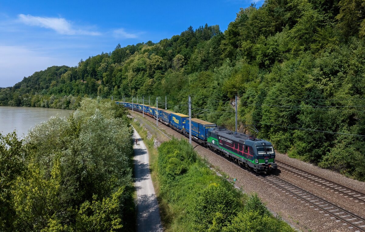 193 266 mit einem KLV am 18.07.2023 bei Ingling.