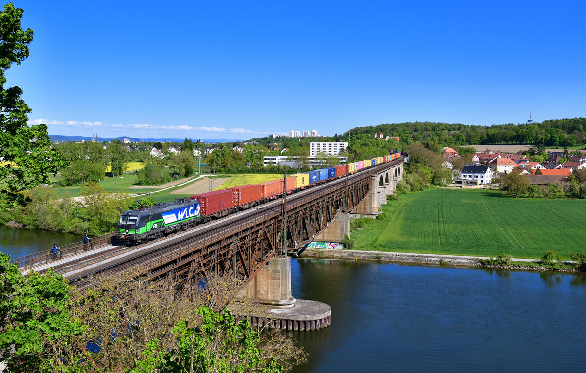 193 284 mit einem Containerzug am 27.04.2024 bei Regensburg-Prüfening. 