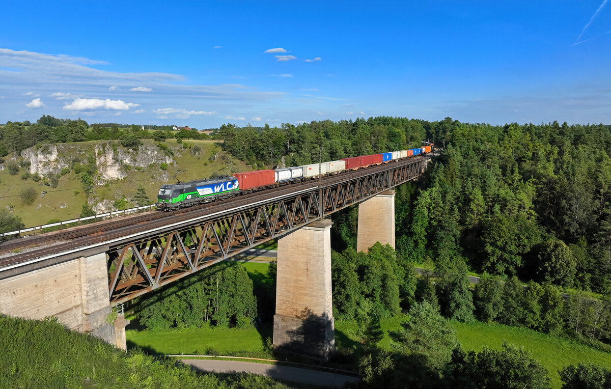 193 284 mit einem Containerzug am 05.08.2024 bei Beratzhausen.