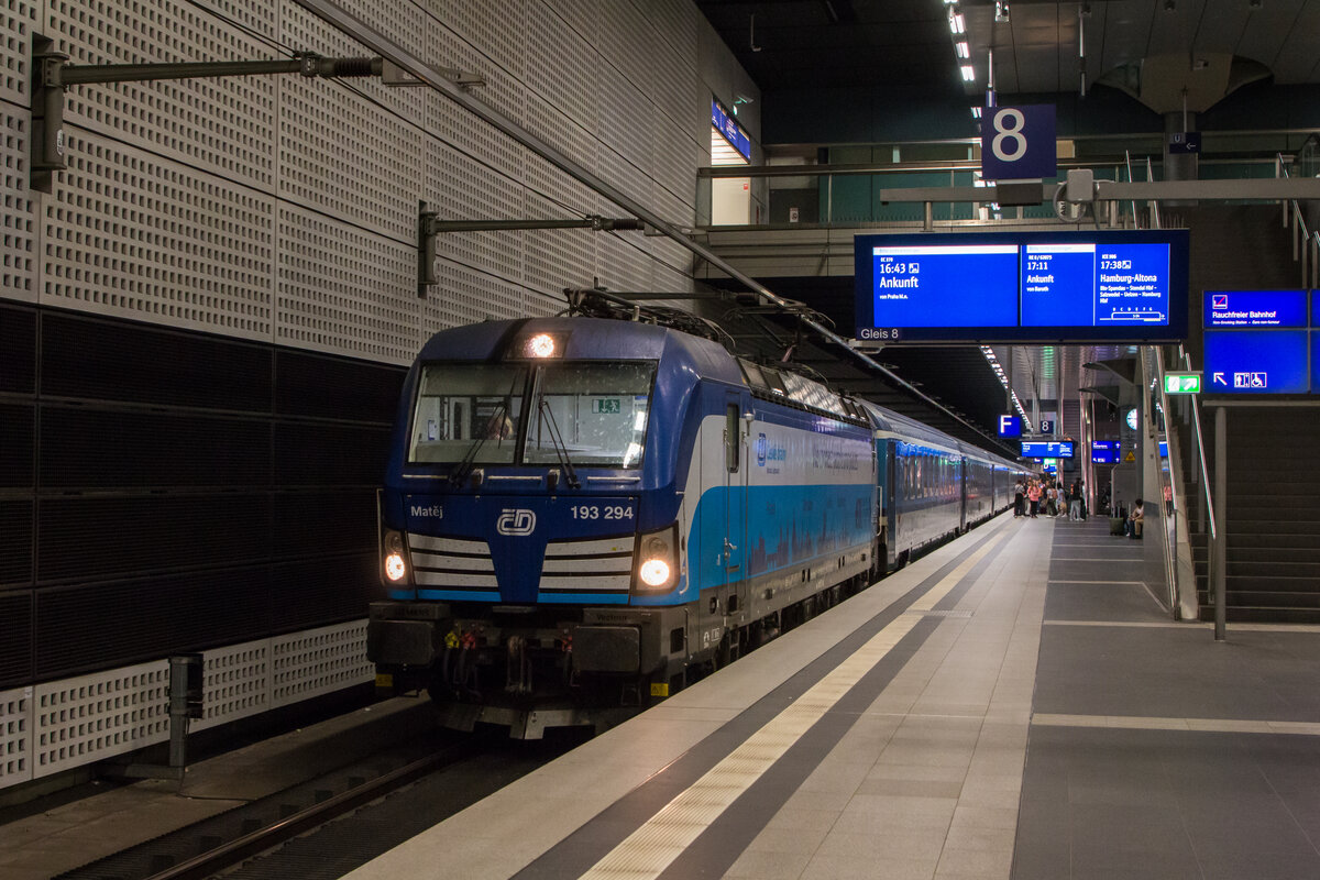 193 294  Matej  (gemietet von ELL) hat den EC 378 von Prag nach Berlin gebracht. Der Zug fuhr kurz danach in die Abstellung. Aufgrund von Bauarbeiten verkehrten die Eurocity nicht weiter in Richtung Hamburg. Fotografiert am 22.09.2024