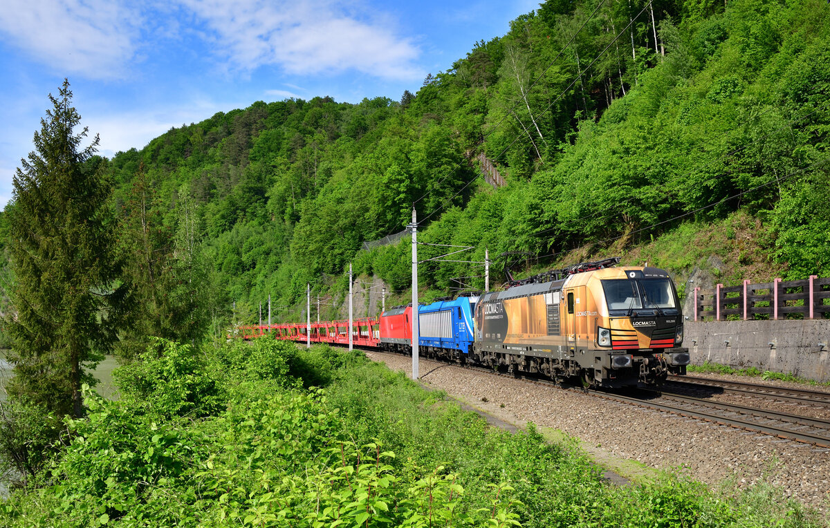 193 299 + 187 93x + 185 xxx mit einem leeren Autozug am 21.05.2023 bei Ingling.