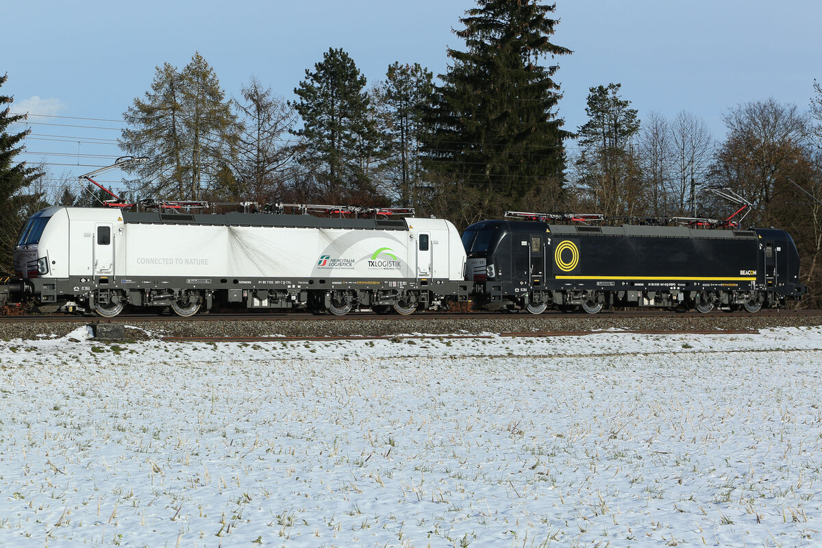 193 301 und 193 641 beacon in schwarz weiß Kombi nach dem ersten Schneefall dieser Saison am 23.2.14 bei Eglharting.