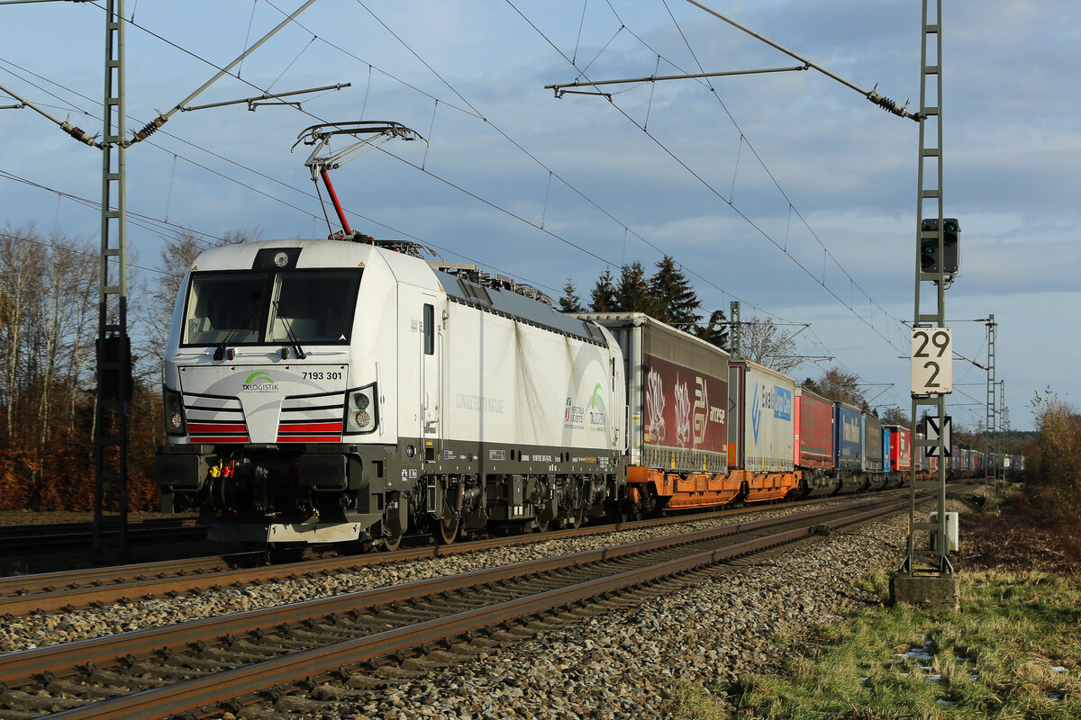 193 301 schon wieder bei Eglharting nun in Richtung München unterwegs. am 24.11.24.