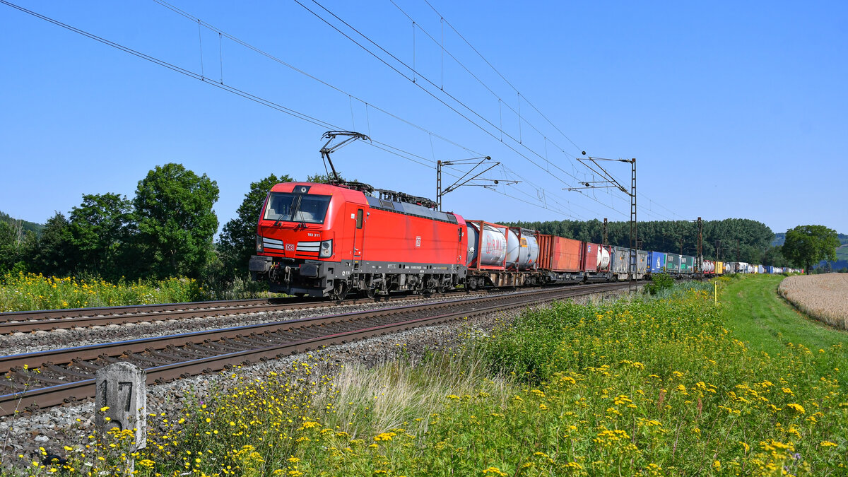 193 311 ist bei Kilometer 17,3 in Retzbach unterwegs in Richtung Würzburg. Aufgenommen am 21.07.2021.