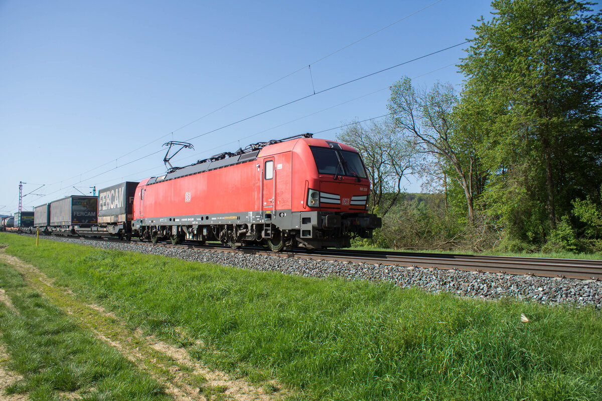 193 339-9 zu sehen mit einem Aufliegerzug am 30.04.2024 bei Himmelstadt.