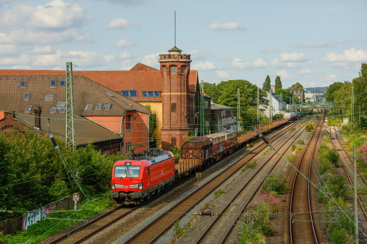 193 340 DB Vectron mit Güterzug in Wuppertal Unterbarmen, Juli 2024.