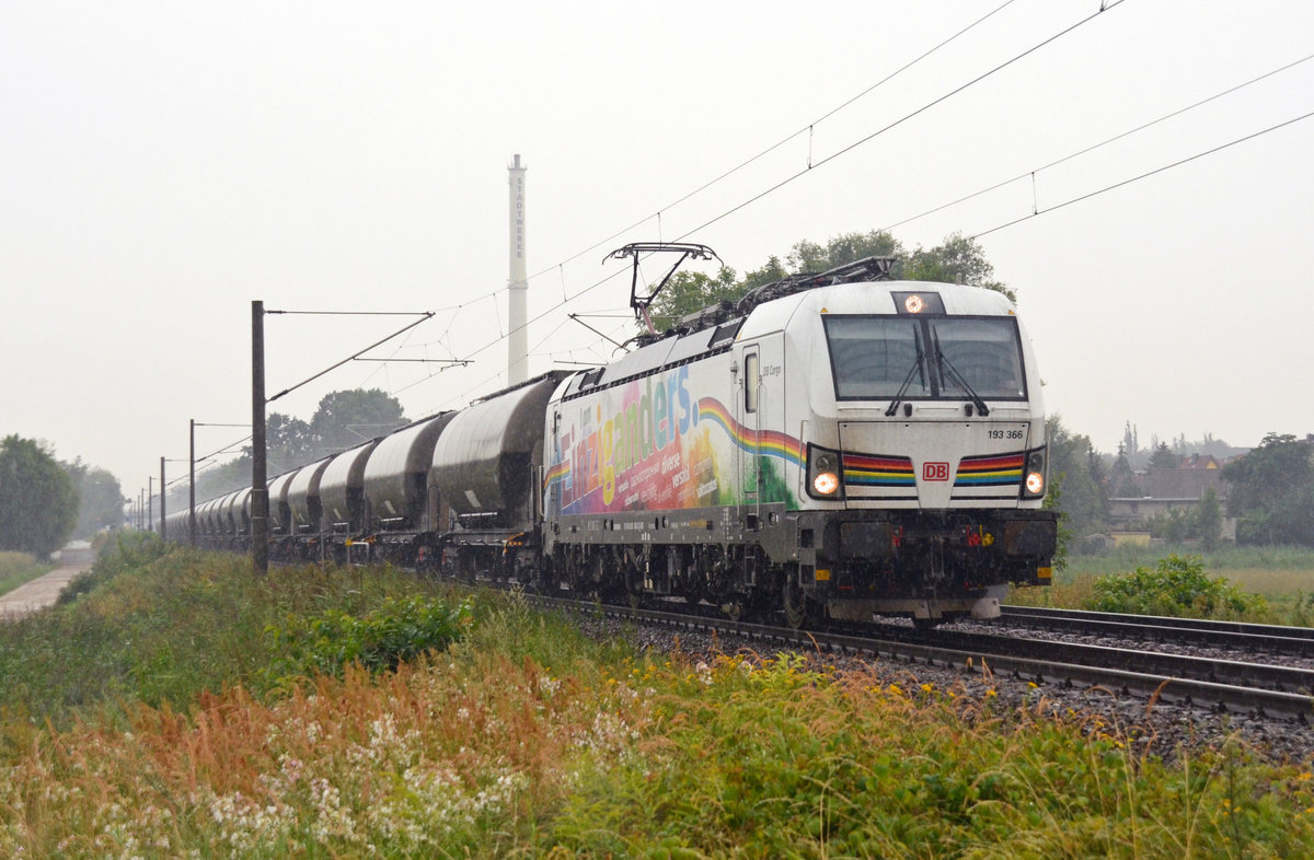 193 366 oblag am 02.08.20 die Bespannung des Silozug aus der Slowakei nach Kijfhoek bei Rotterdam. Hier passiert der einziganders-Vectron bei strömenden Regen Jeßnitz Richtung Dessau.