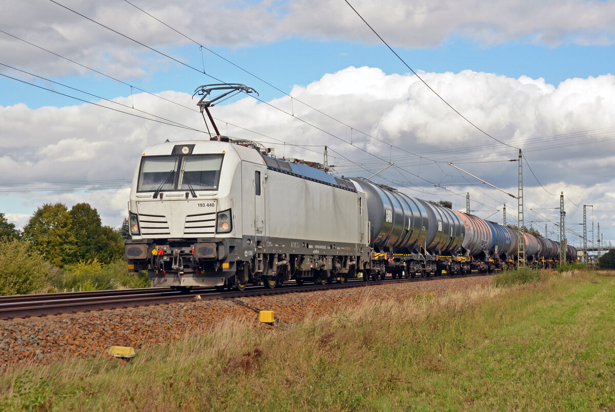 193 440 der ELL führte am 29.09.24 einen Kesselwagenzug über´s Gegengleis durch Gräfenhainichen Richtung Bitterfeld. Das Regelgleis musste für einen nachfolgenden ICE freigemacht werden.