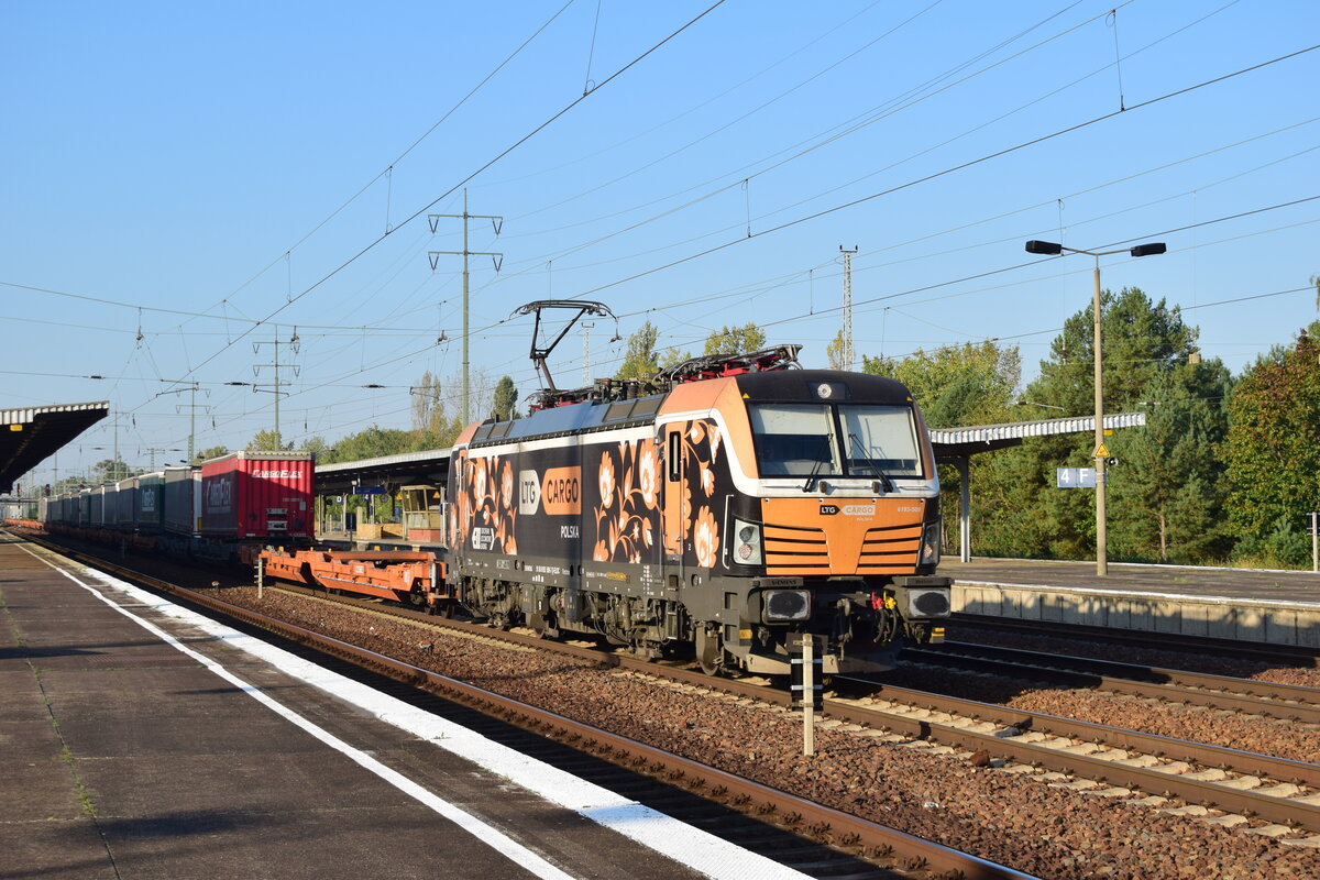 193 509 fährt mit einem Containerzug durch Berlin Schönefeld in Richtung Wuhlheide.

Berlin 22.09.2024