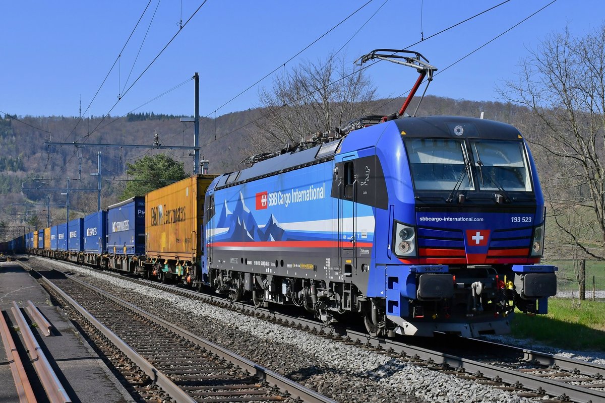 193 523  Lahn  bei der Durchfahrt in Hornussen AG (CH) in Richtung Brugg, aufgenommen am 07.04.2020.