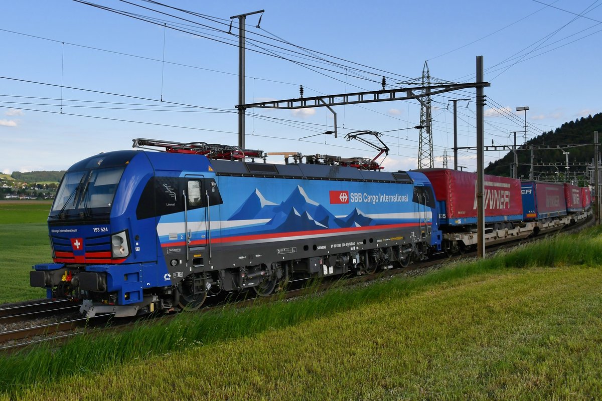 193 524  Limmat  mit dem Winner-Zug in Richtung Norden bei Hendschiken AG (CH), aufgenommen am Abend des 20.05.2020.