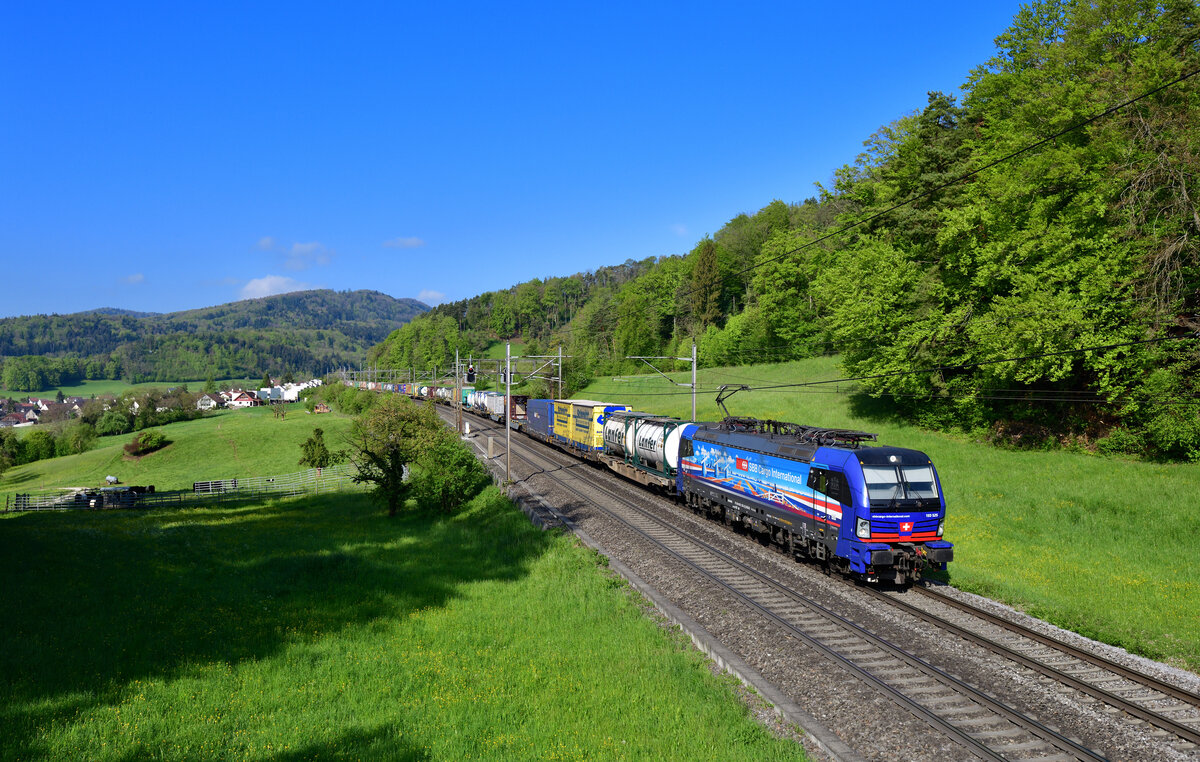 193 525 mit einem KLV am 27.04.2022 bei Villnachern.