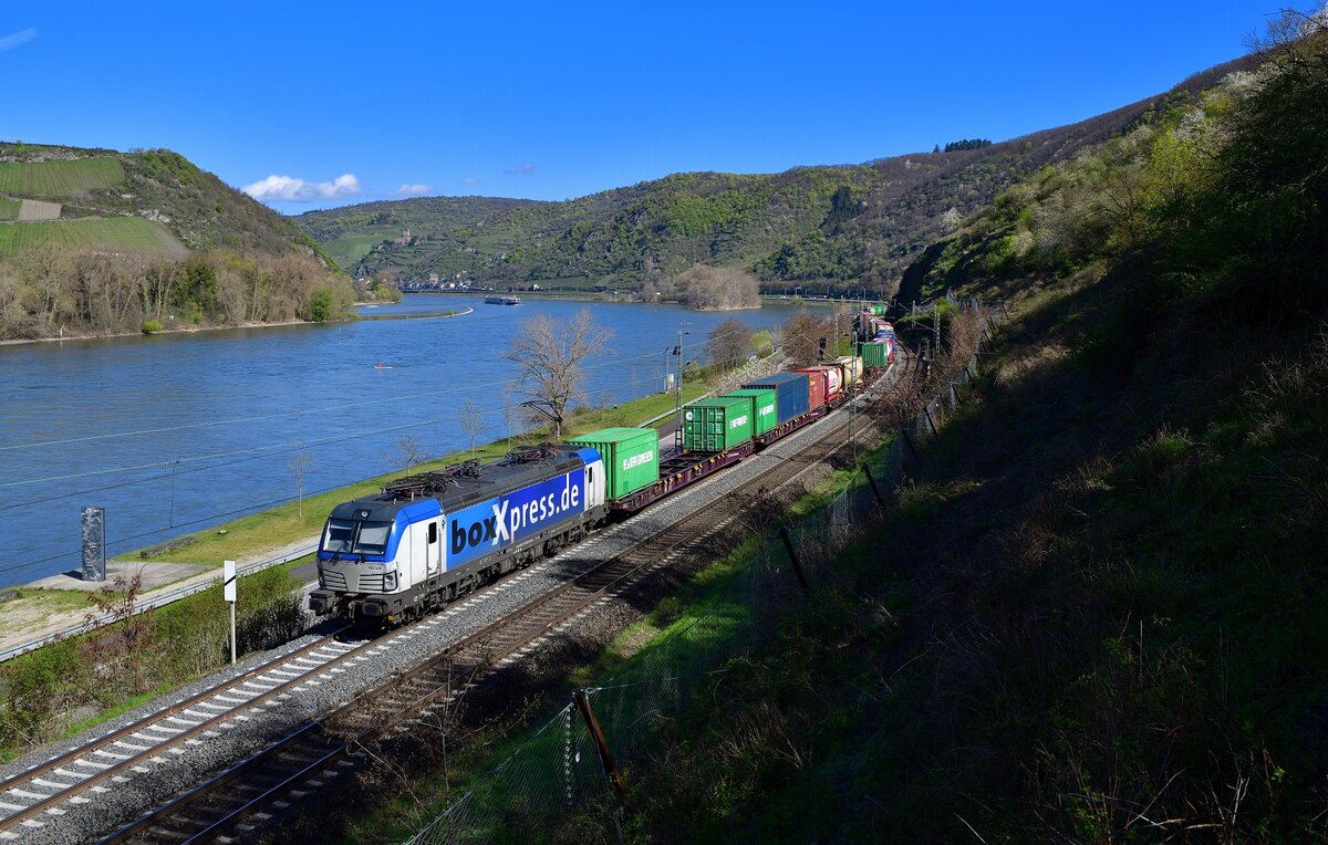 193 536 mit einem Containerzug am 14.04.2023 bei Lorch.