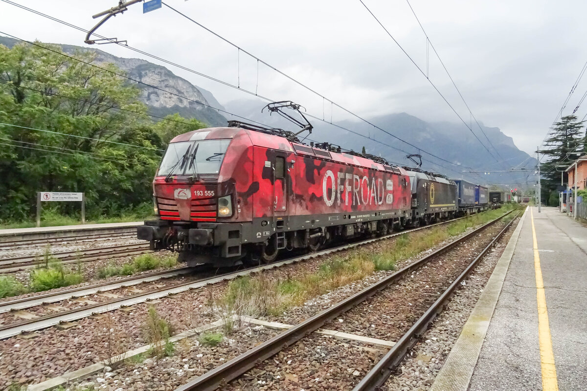 193 555-0 u.193 xxx mit einem Aufliegerzug in Peri/Ita. am 24.09.2024.