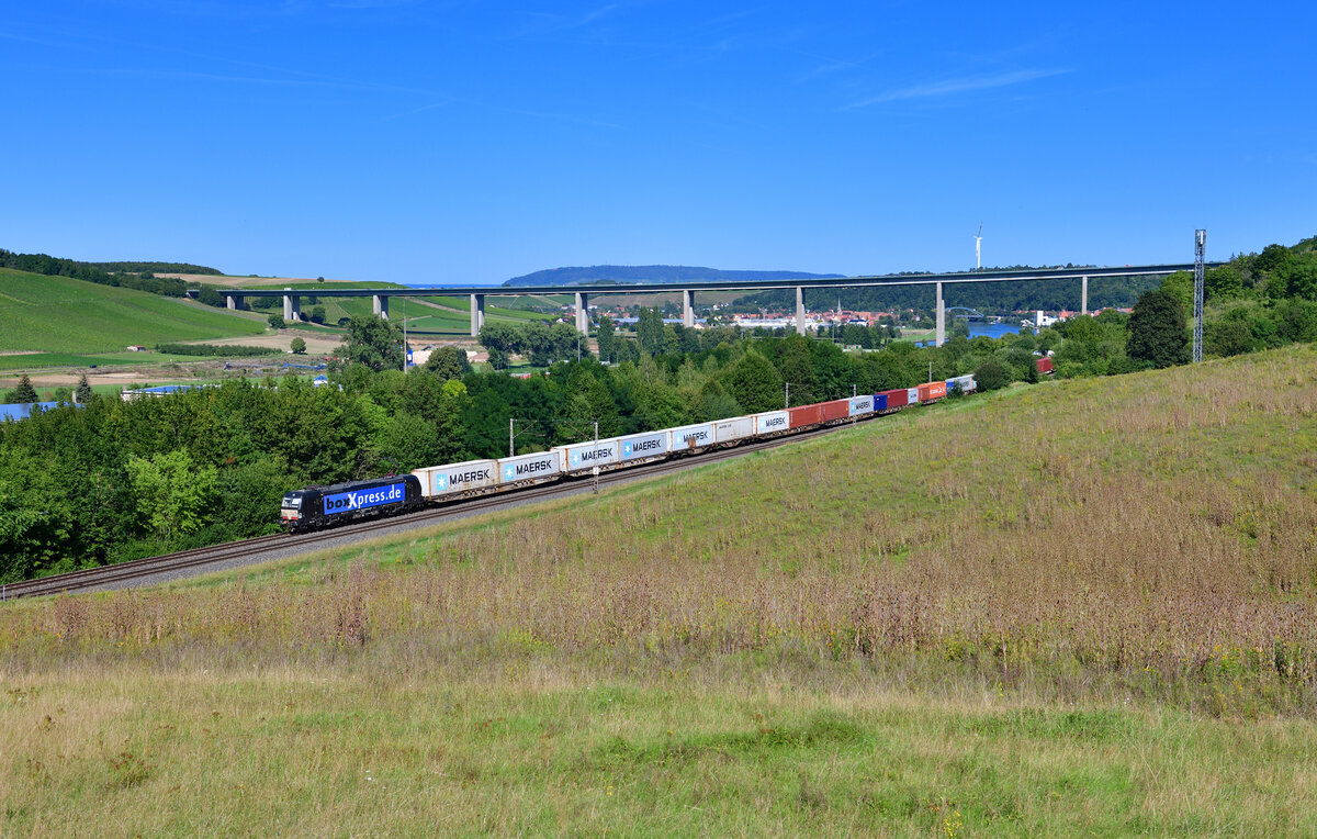 193 608 mit einem Containerzug am 11.08.2024 bei Marktbreit.