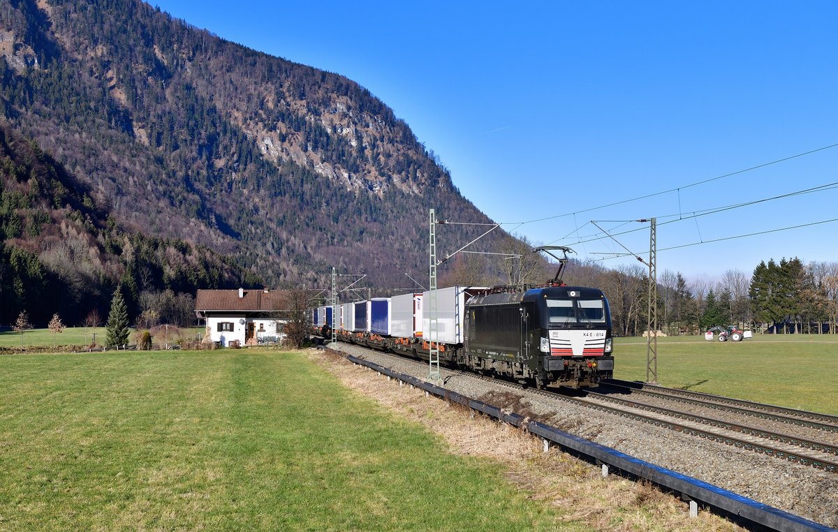 193 614 mit DGS 43853 am 19.12.2020 bei Niederaudorf.