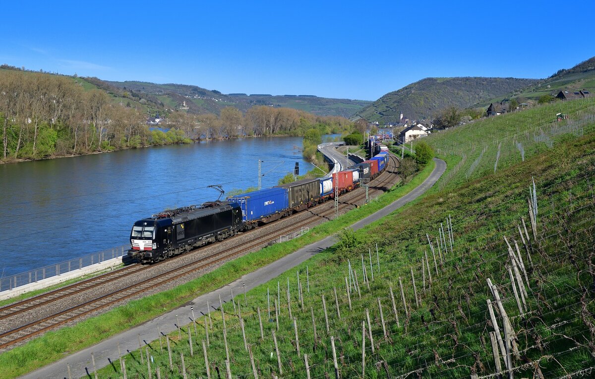 193 650 mit einem Containerzug am 14.04.2023 bei Lorch.