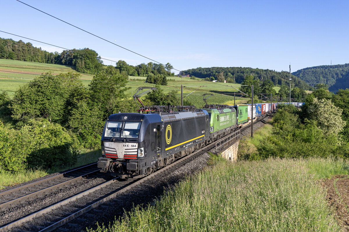 193 664 und 193 283 sind mit Zug 41615 LUSK-MISI unterwegs in den Süden, aufgenommen bei Hornussen AG am Morgen des 26.05.2024.