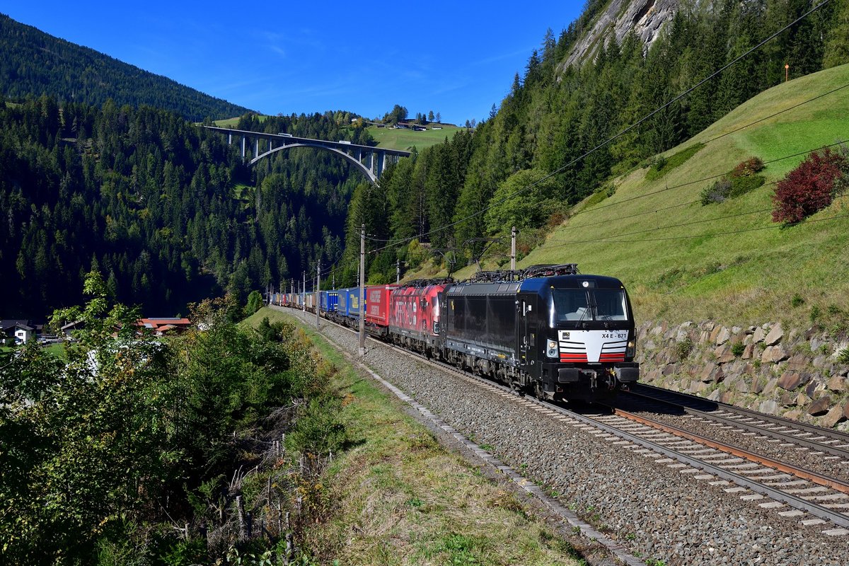 193 671 + 193 555 mit TEC 43105 am 12.10.2019 bei St. Jodok am Brenner.