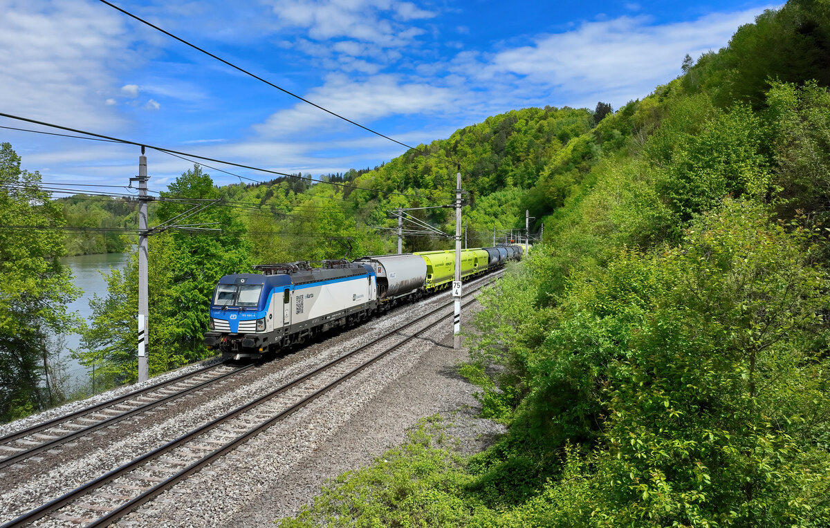 193 695 mit einem Getreidezug am 26.04.2024 bei Ingling.