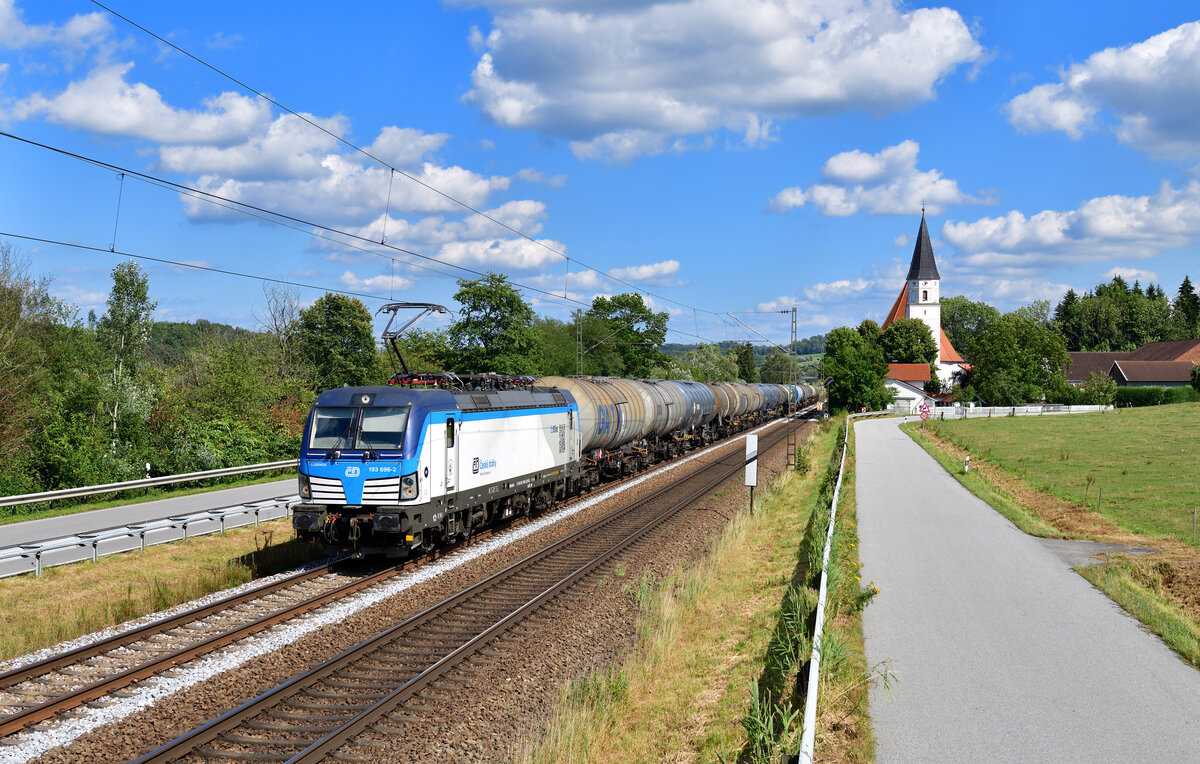 193 696 mit einem Kesselzug am 28.07.2024 bei Hausbach.