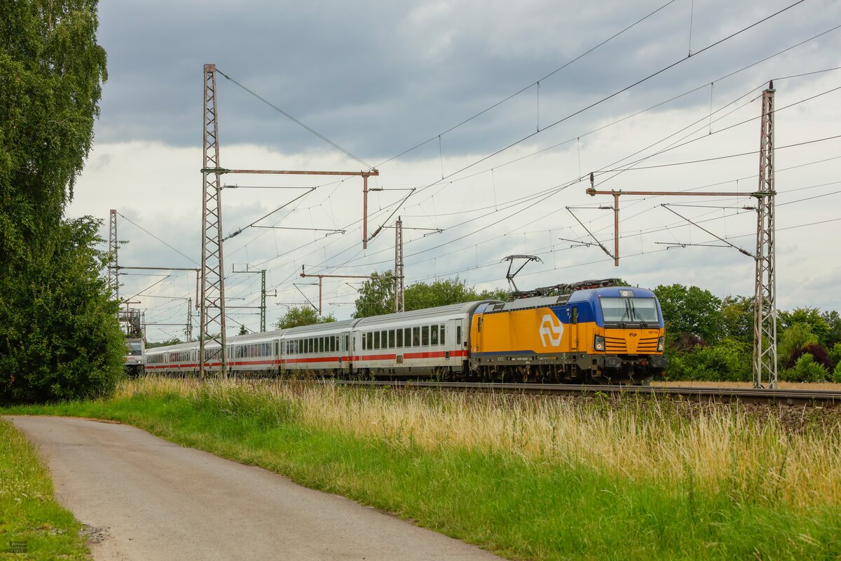 193 735 mit IC (Amsterdam-Berlin) in Dedensen Gümmer, Juli 2024.