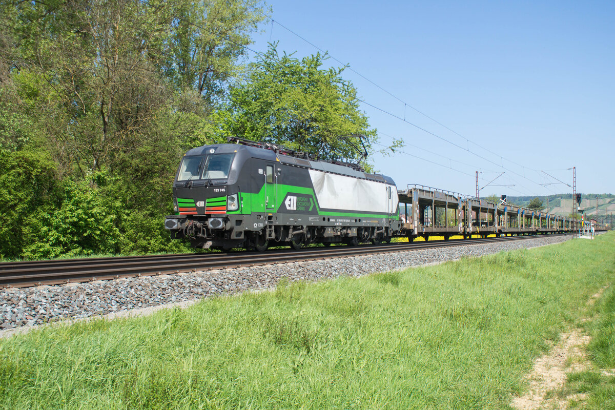 193 745-7 mit leeren Autozug in Richtung Würzburg/M. bei Himmelstadt unterwegs.