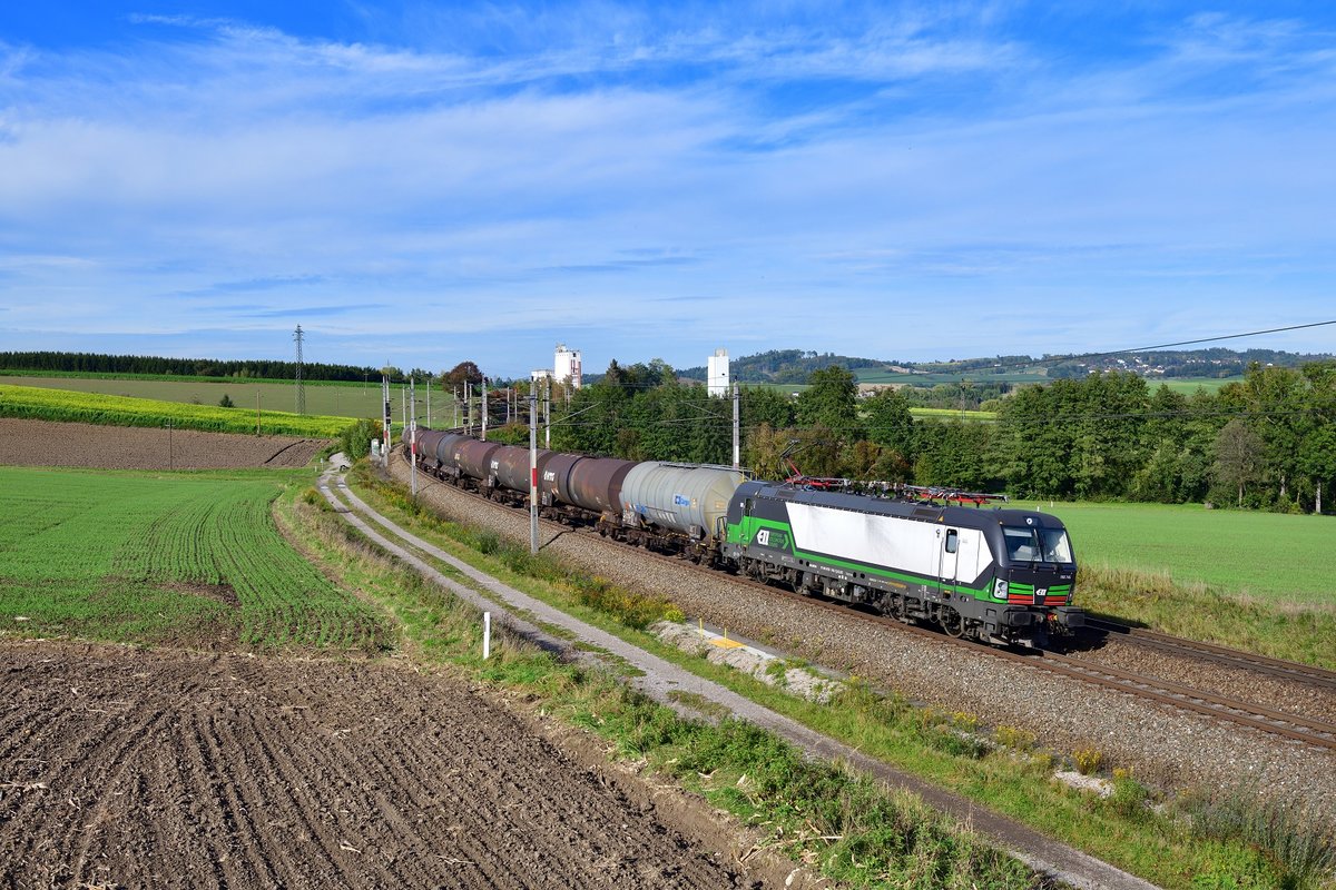 193 745 mit einem Kesselzug am 11.10.2019 bei Haiding.