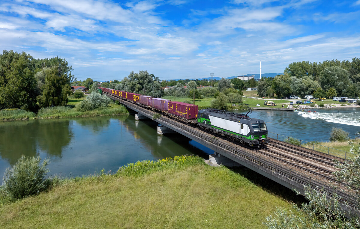 193 758 mit einem KLV am 12.08.2023 bei Plattling. 