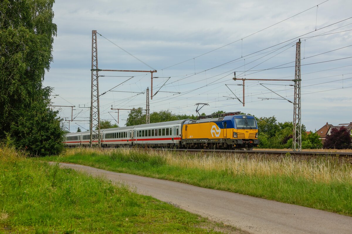 193 759 der NS mit IC (Amsterdam-Berlin) in Dedensen Gümmer, Juli 2024.