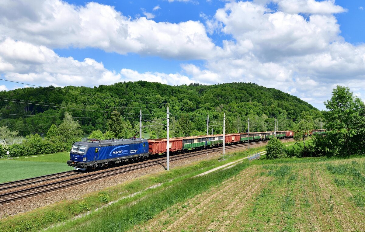 193 764 mit einem Holzzug am 30.05.2021 bei Wernstein am Inn.