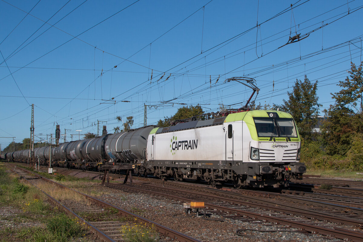 193 784-6 von Captrain/ITL mit einem Ganzzug Kesselwagen in Richtung Osten in Magdeburg-Sudenburg. Fotografiert am 29.09.2024. 